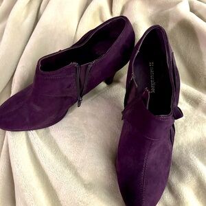 Suede booties with bow